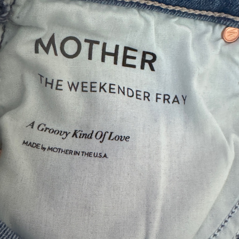 Mother Denim: Weekender Fray in "A Groovy Kind of Love" Wash - Picture 6 of 8